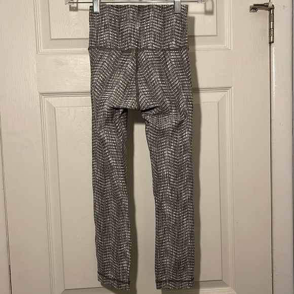 Lululemon green patterned, textured leggings- size 4 - Picture 3 of 4